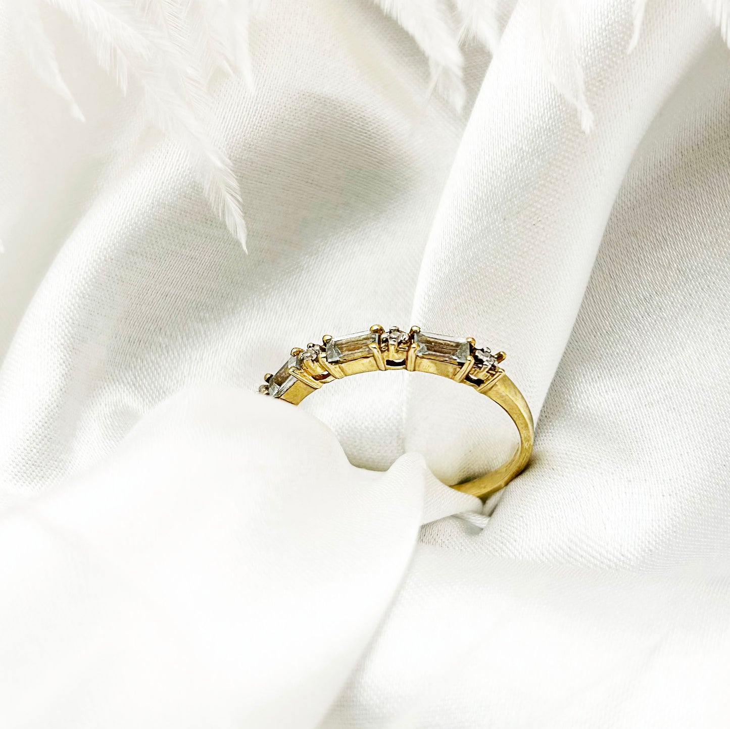Vintage 9ct Gold Aquamarine & Diamond Ring
